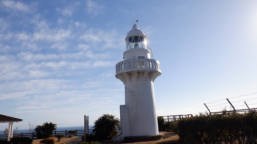 細島灯台全景と周辺