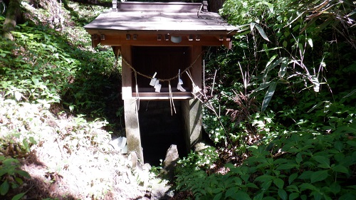 上洗川神社の湧水の近くにある祠