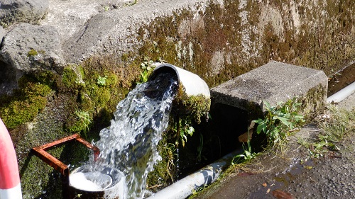 ポケットパーク湧水の脇にある湧水