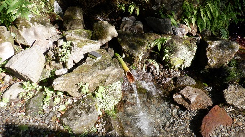 手野の名水で竹を利用した水汲み場