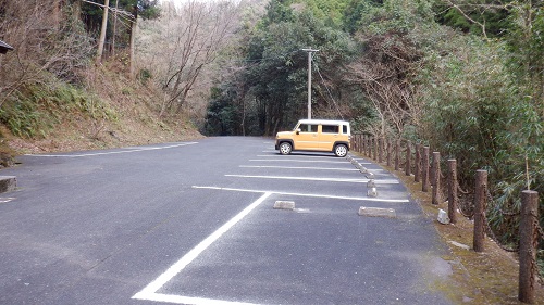 広々とした駐車場の光景