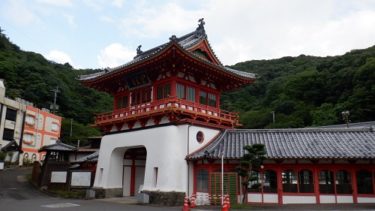 武雄温泉の楼門と周辺の光景