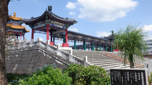 孔子公園内の建物と論語説明看板