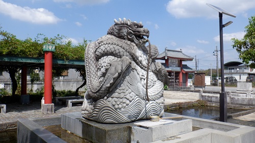 孔子公園内にある龍の像