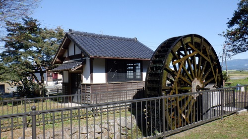 前川水源内の水車小屋がある光景