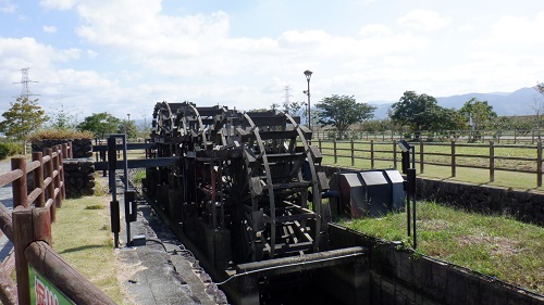 三連水車を縦から見た光景