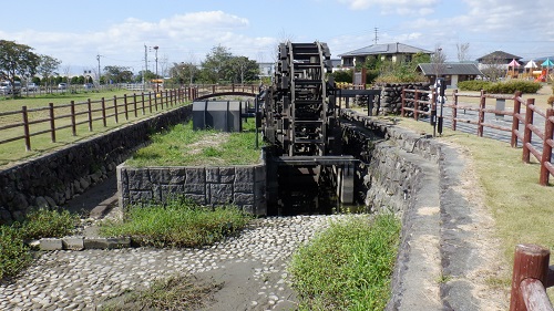 三連水車と周辺の光景