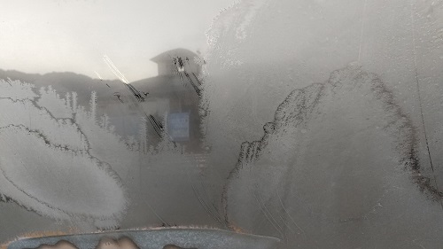 車中泊の際に凍った窓