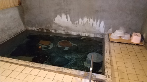 真賀温泉共同浴場の湯舟