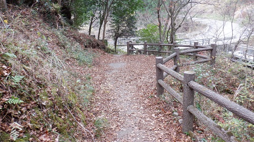 常光寺の滝から見た遊歩道