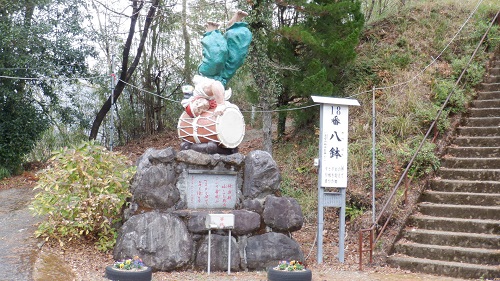 鉾神社の入口にある少彦名命の像