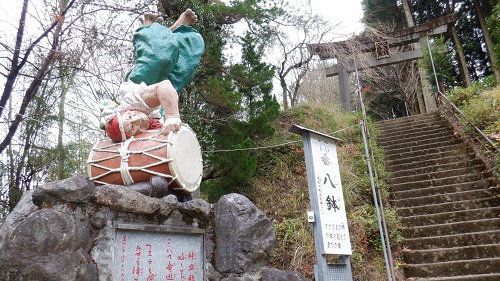 鉾神社の入口にある神様の像