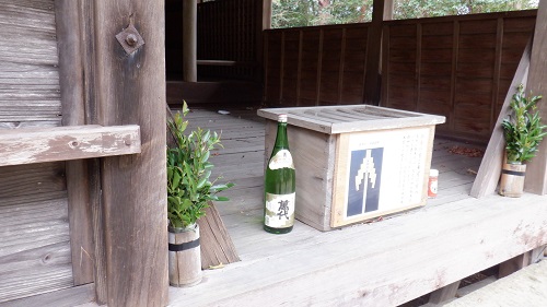 鉾神社拝殿の賽銭箱とお供え物