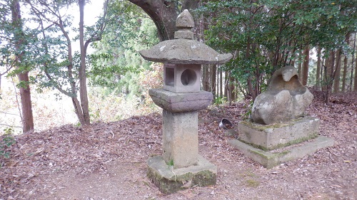 鉾神社の境内にある灯篭