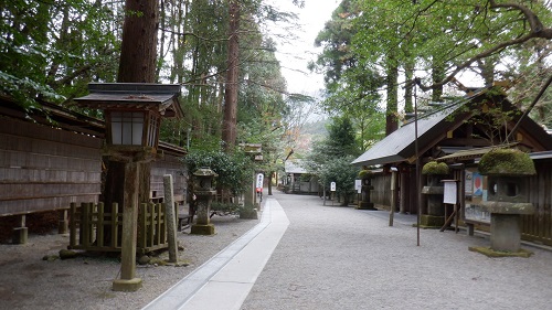 天岩戸神社拝殿入口前の道