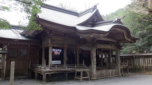 神楽殿でもある天安河原遥拝所の全景