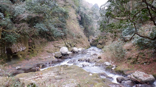 天安河原の遊歩道から見える川