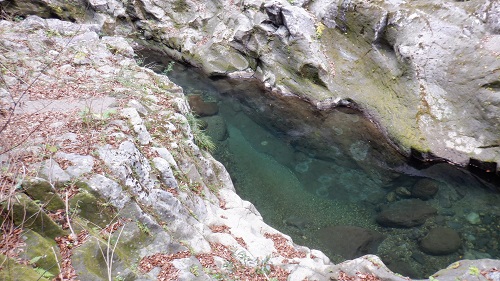 天安河原にある青みがかった川の水