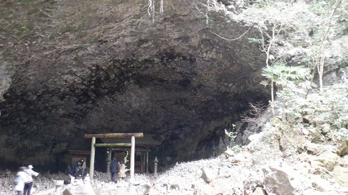 天安河原の鳥居と拝殿がある場所の全景