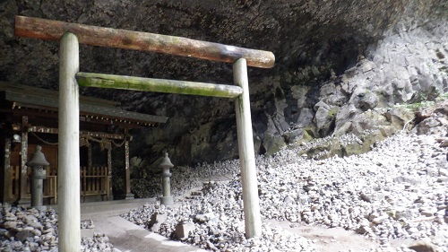 天安河原の神社と拝殿