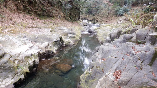 天安河原の遊歩道付近を流れる川