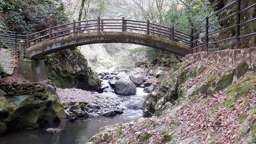 天安河原の川にかかる太鼓橋