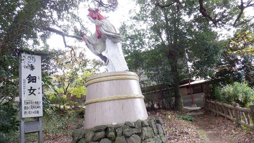 天岩戸神社東本宮にある細女の像