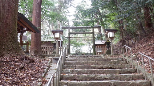 天岩戸神社東本宮拝殿へ続く鳥居