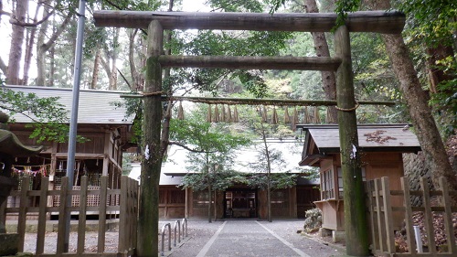 天岩戸神社東本宮の鳥居と拝殿