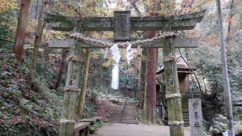 白糸の滝と神社の鳥居