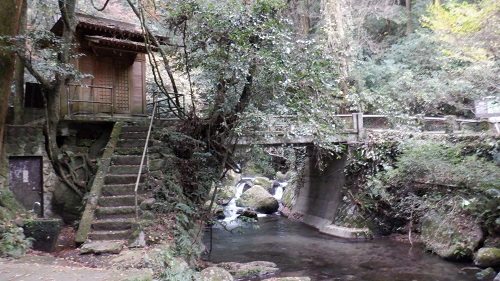 白糸の滝から流れる川のほとりにある社