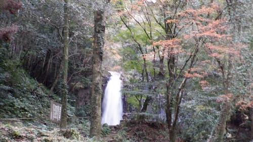 白糸の滝と滝壺へ続く階段