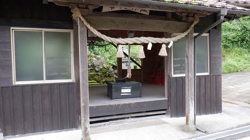 水の口湧水にある常堤神社の拝殿