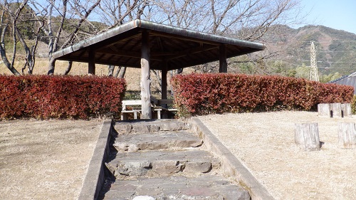 青雲橋公園にある屋根付き休憩所