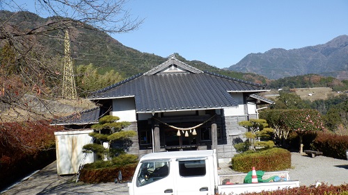 青雲橋公園にある瓦が新しい建物