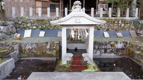 畑冷泉の祠がある流水