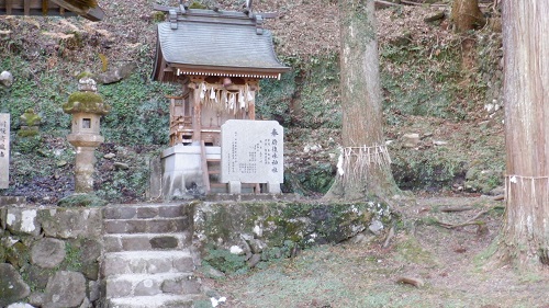 水神社の中にある小さな祠