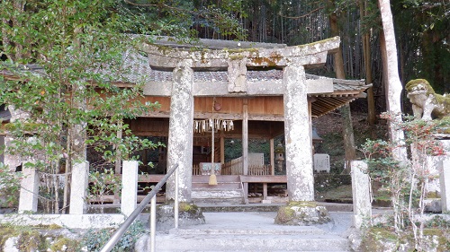 水神社の鳥居と拝殿