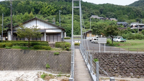 畑冷泉の川にかかる吊り橋