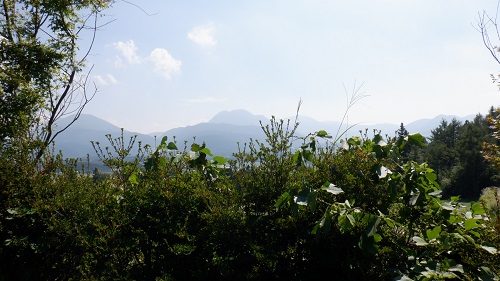 山と緑に囲まれたべべんこの庭