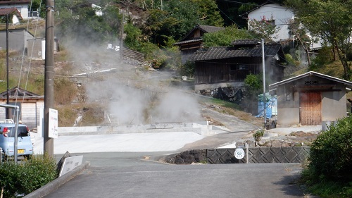 わいた温泉郷の道路と湯けむり