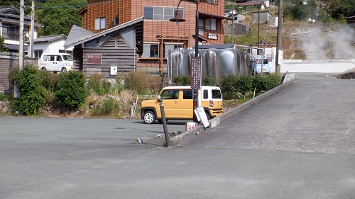 わいた温泉郷の駐車場と周辺の湯けむり