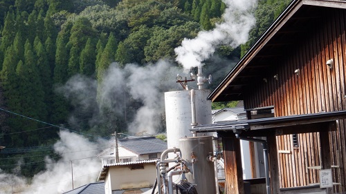 わいた温泉郷の建物と湯けむり