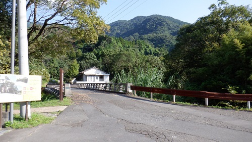 猿ヶ城ラドン療養泉から見た川を渡る道