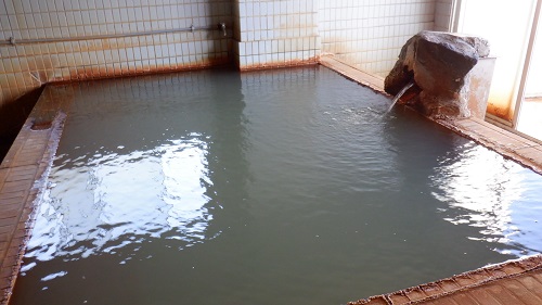 桜島シーサイドホテルのにごり湯が注がれる内湯