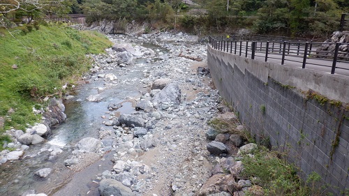 普通の道路と横を流れる川