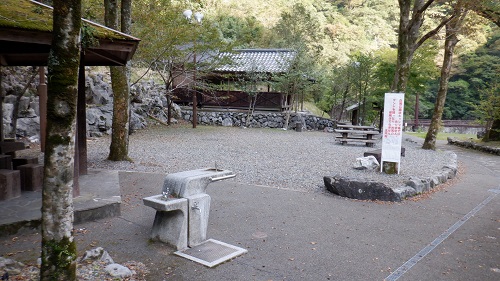 白滝公園内の水汲み場と休憩場