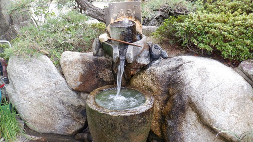 佐藤荘の玄関にある源泉