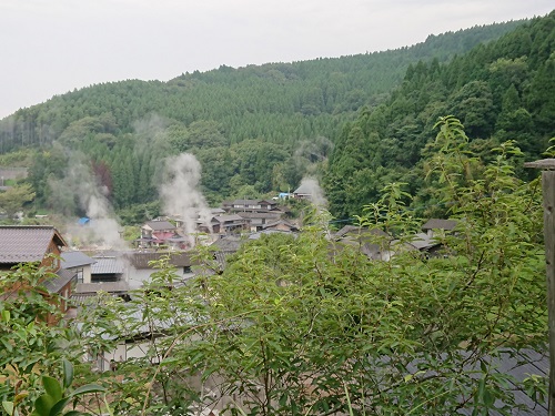 わいた温泉郷のあちらこちらかから立ち昇る湯けむり