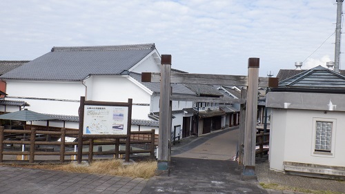 山鹿温泉にある木の門